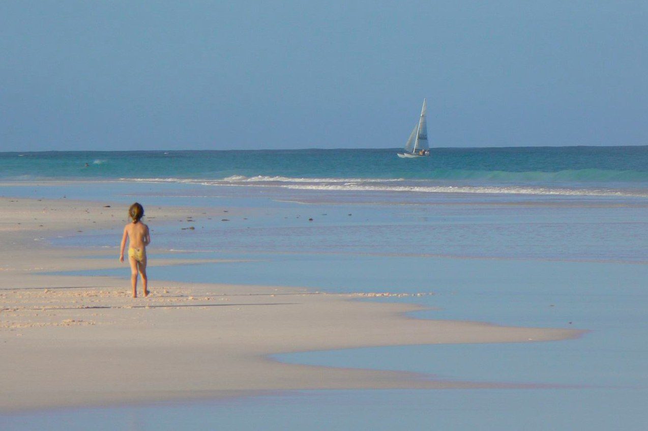 Plage de sable rose de Harbour Island au coucher du soleil, Bahamas