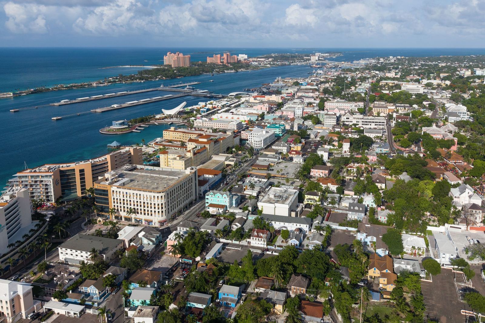 Vue aérienne de Nassau et des tours roses de Paradise Island, Bahamas
