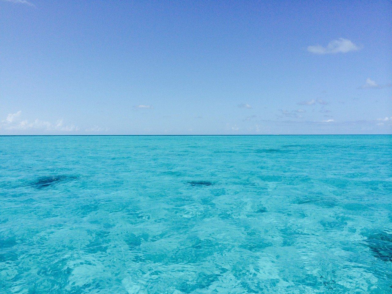 Vue aérienne des eaux turquoise cristallines des Bahamas
