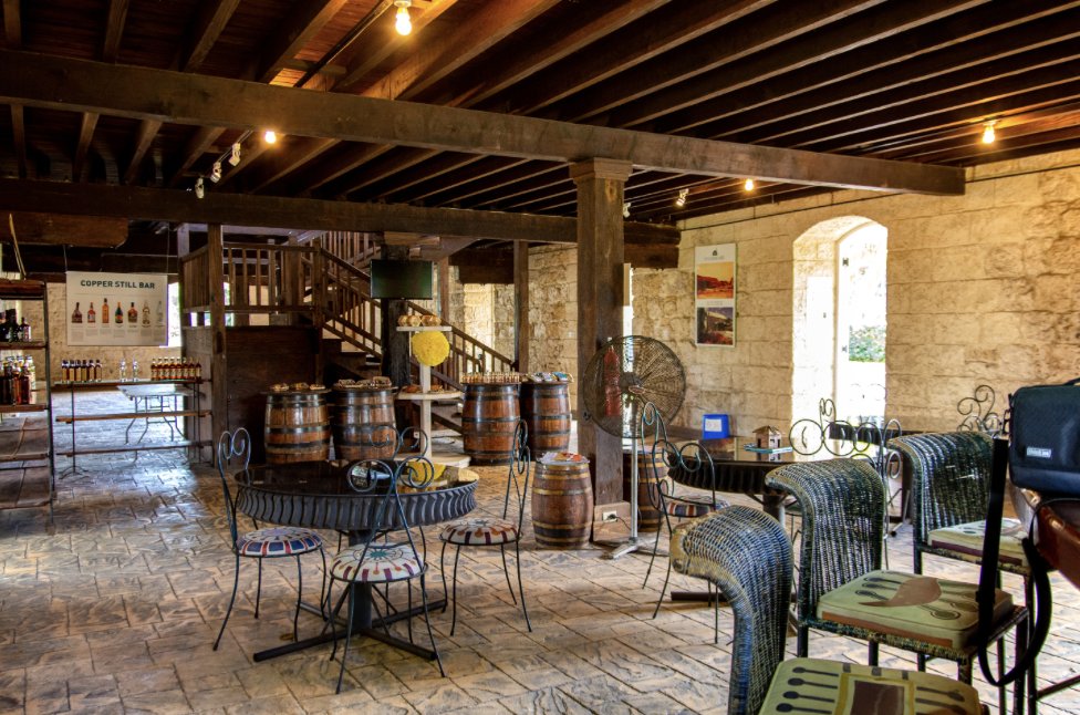 Bar à tonneaux de rhum dans une distillerie historique de la Barbade