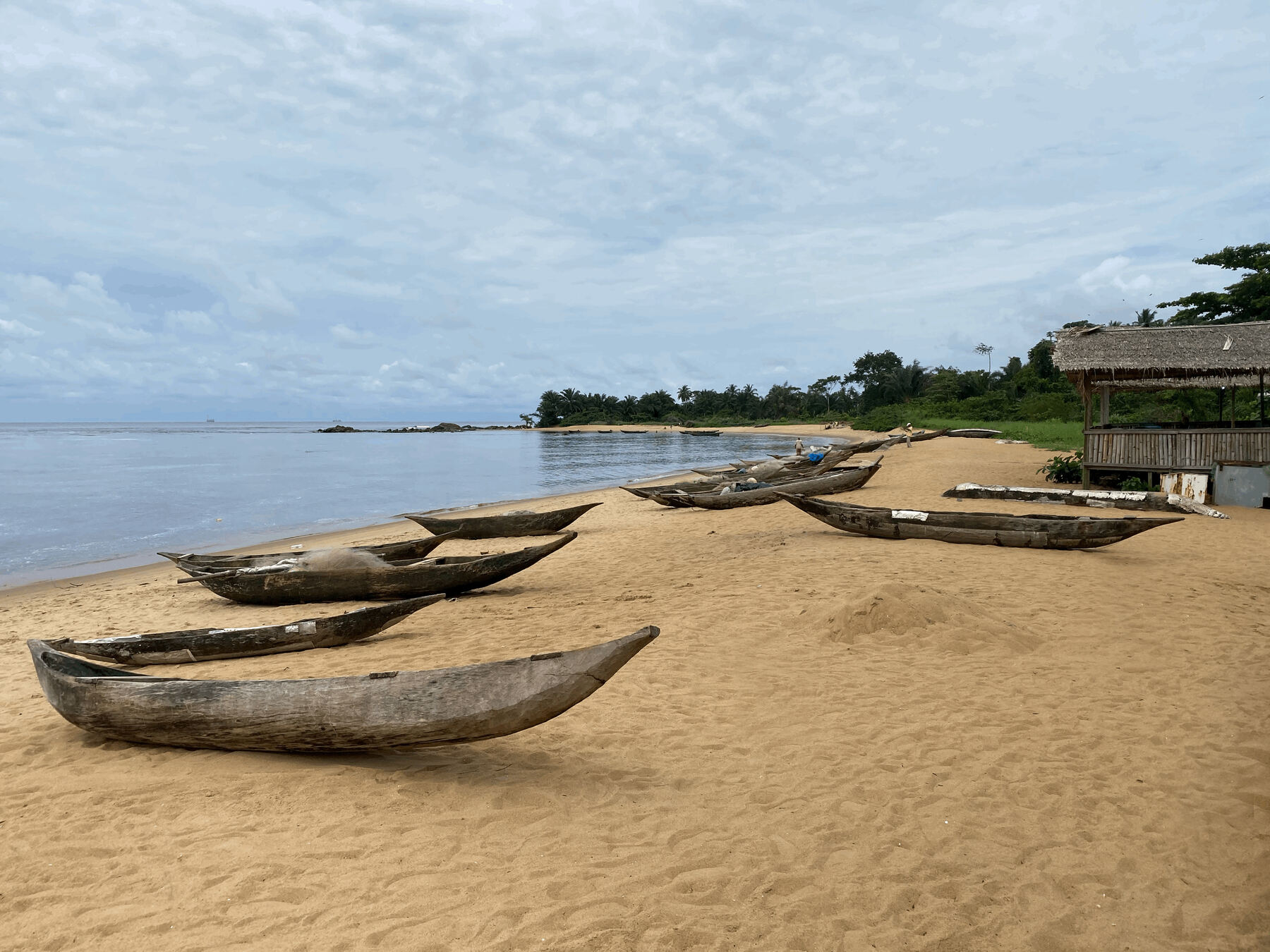 Pirogues traditionnelles alignées sur la plage de Kribi, Cameroun