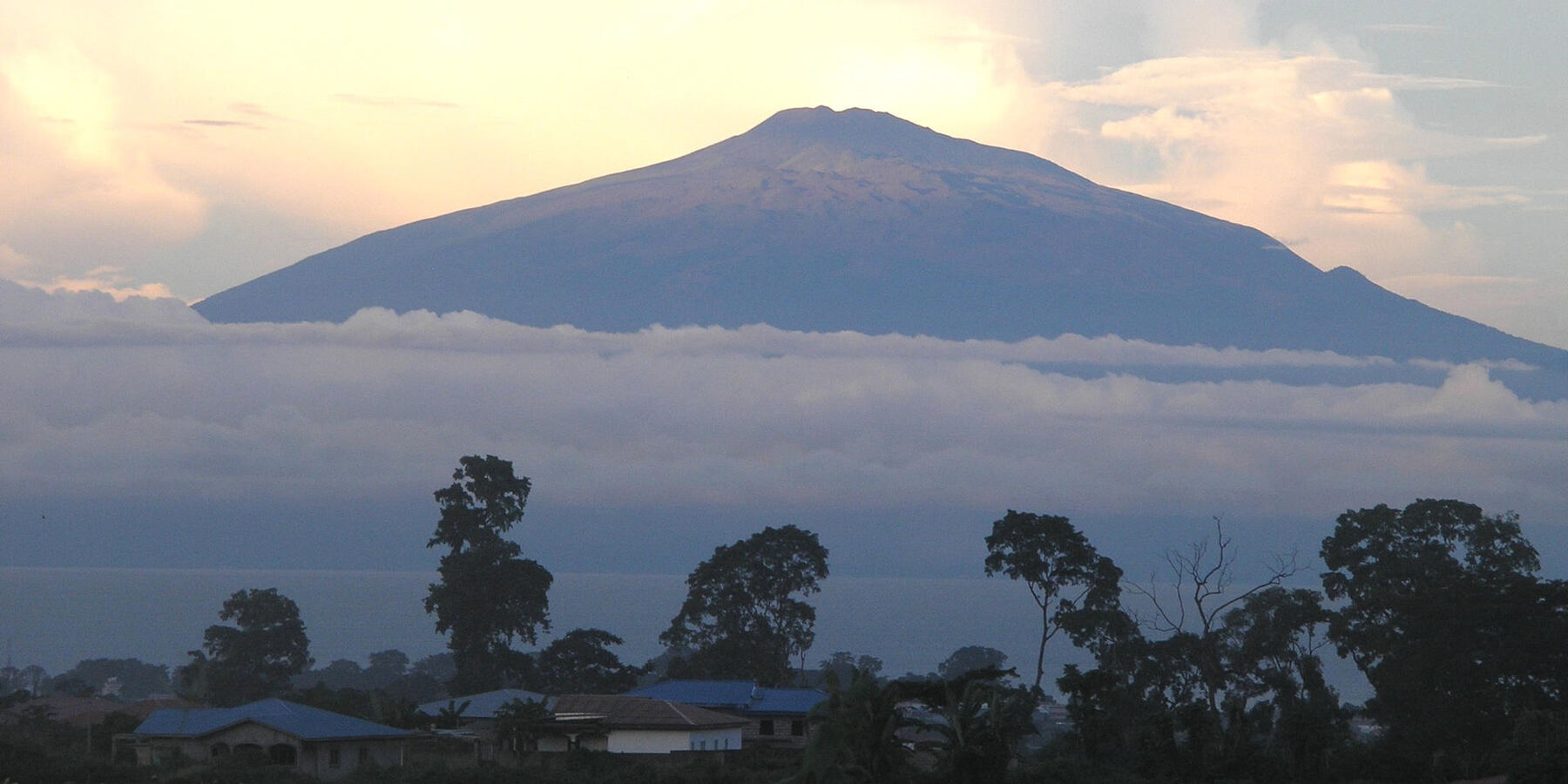 Le mont Cameroun au crépuscule