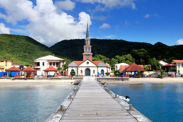 Église et jetée du bourg des Anses d'Arlet, les pieds dans l'eau, Martinique