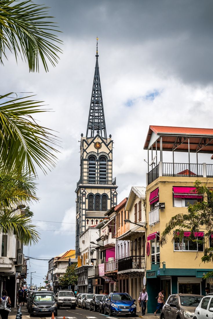 La cathédrale et une rue animée de Fort-de-France, Martinique
